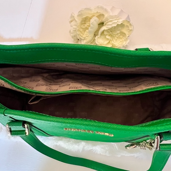 MICHAEL KORS - Vibrant Green Tote - Picture 8 of 16